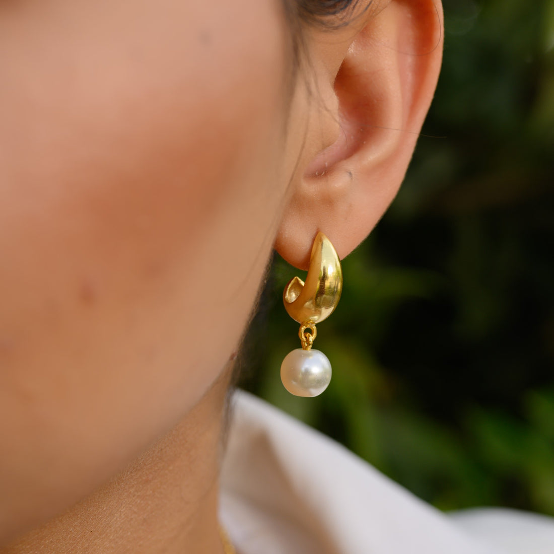 DROP PEARL HUGGIES EARRING