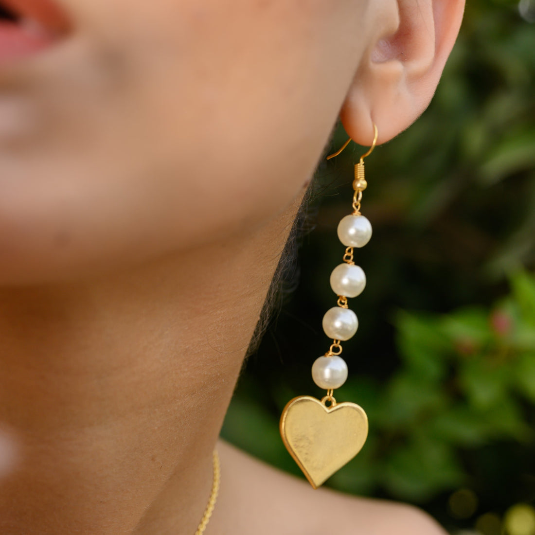 GOLDEN HEART WITH PEARLS EARRING