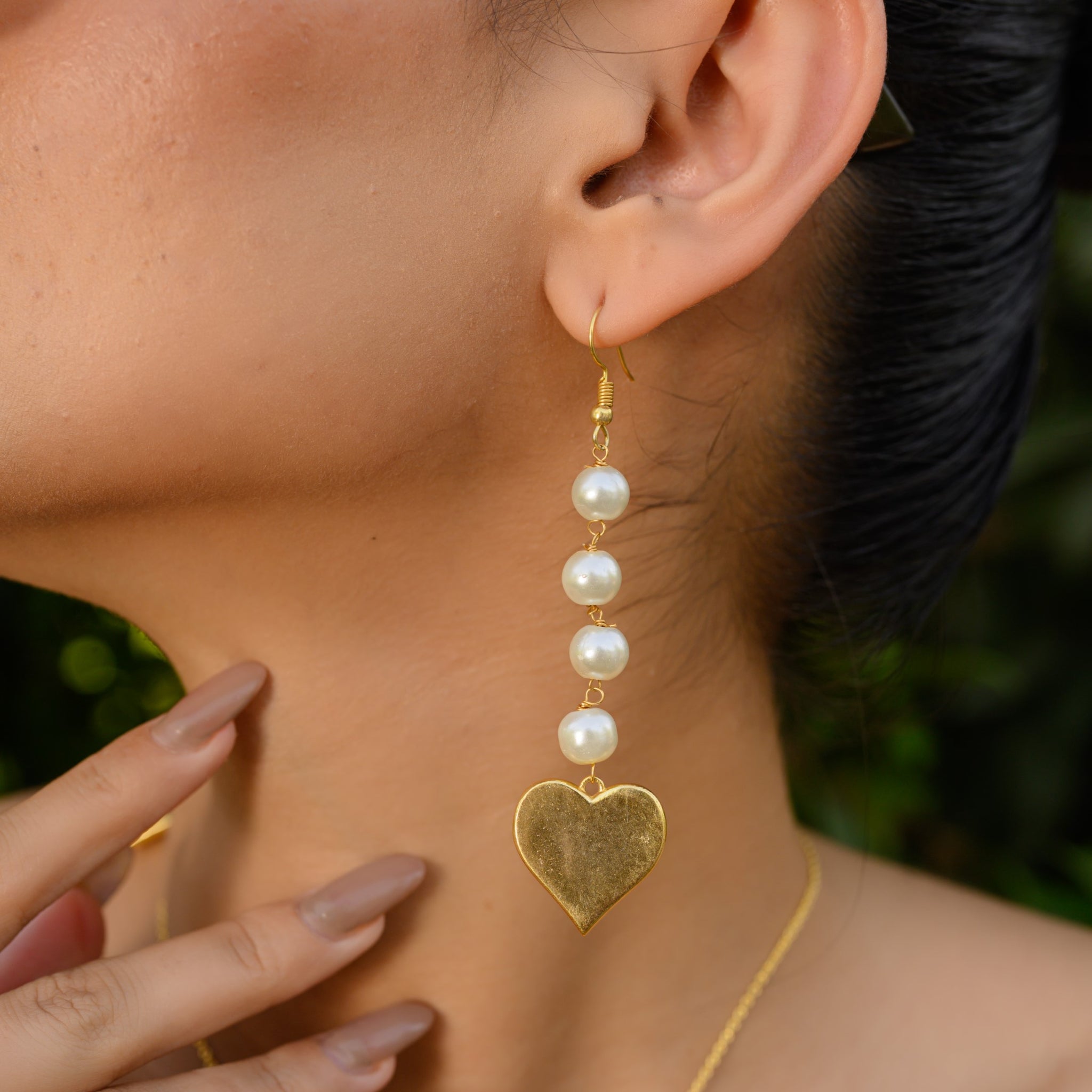 GOLDEN HEART WITH PEARLS EARRING