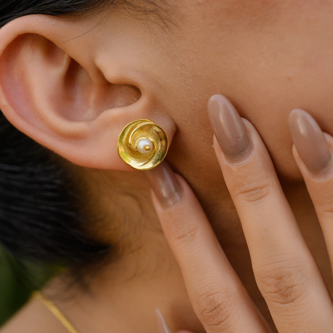 PEARL METALLIC SHELL EARRING