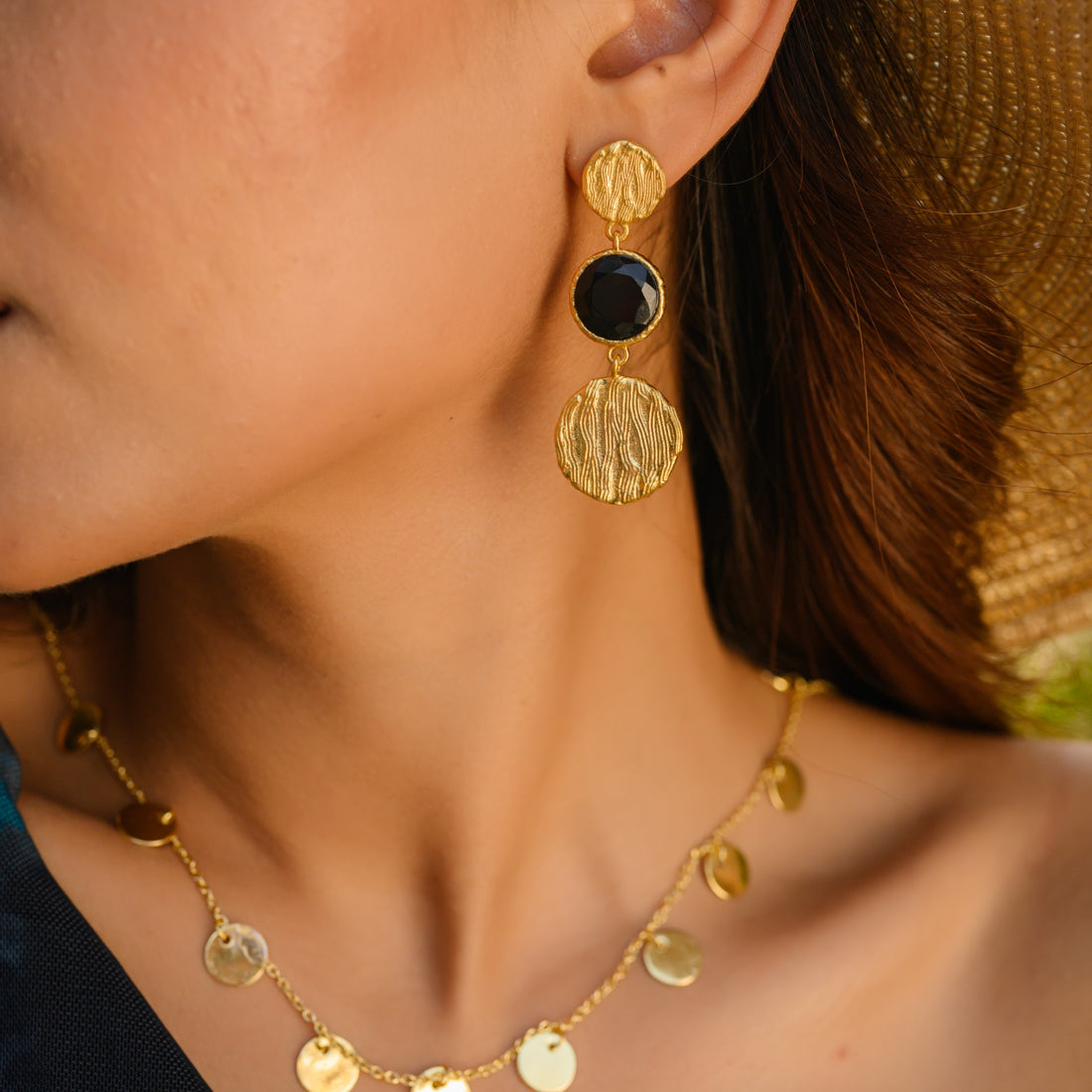 TEXTURED EARRING WITH BLACK GEMSTONE