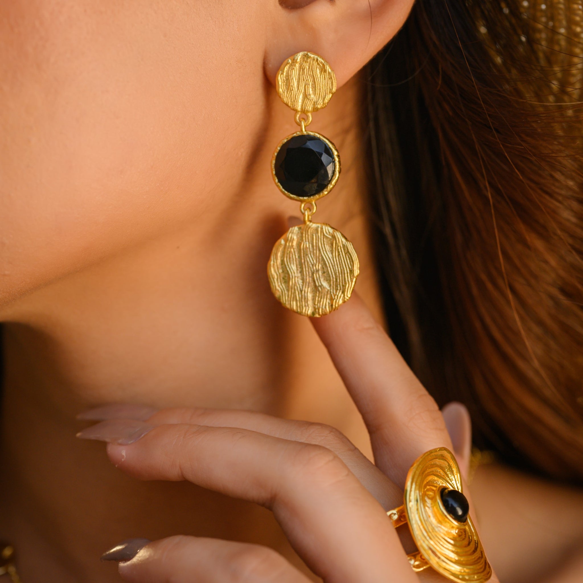 TEXTURED EARRING WITH BLACK GEMSTONE