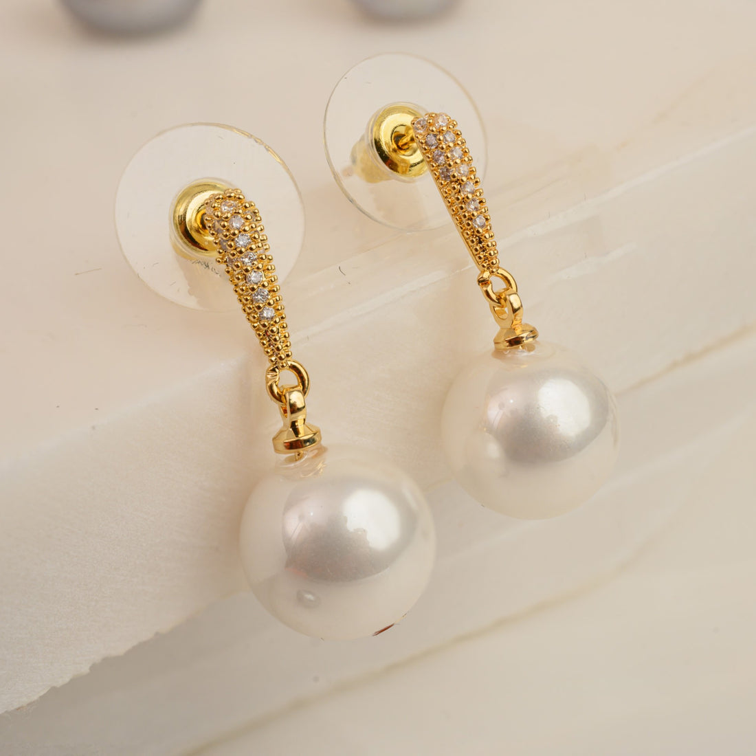 PEARL SLEEK EARRINGS