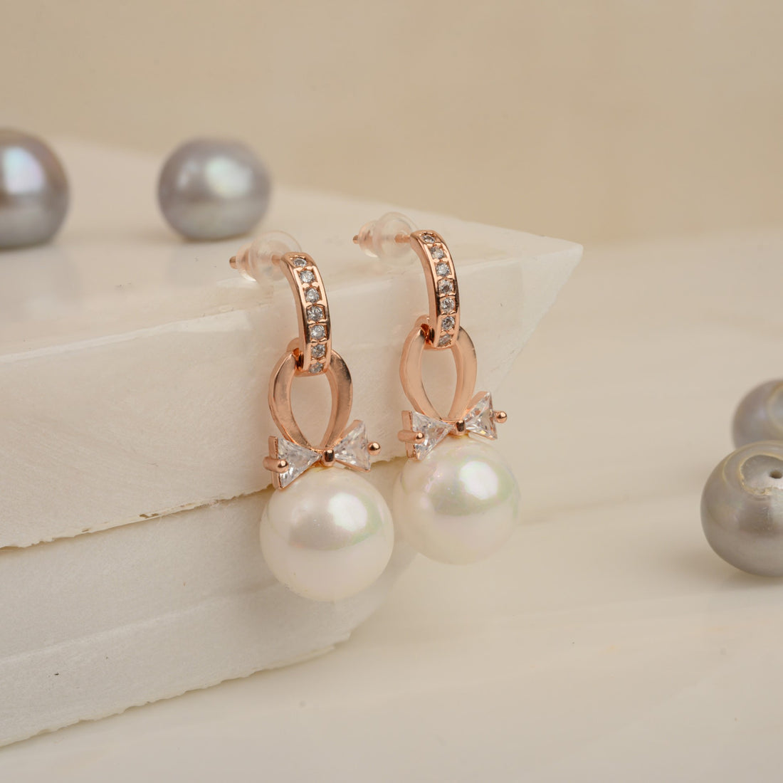 ROYAL PEARL EARRING WITH CRYSTAL BOW KNOT