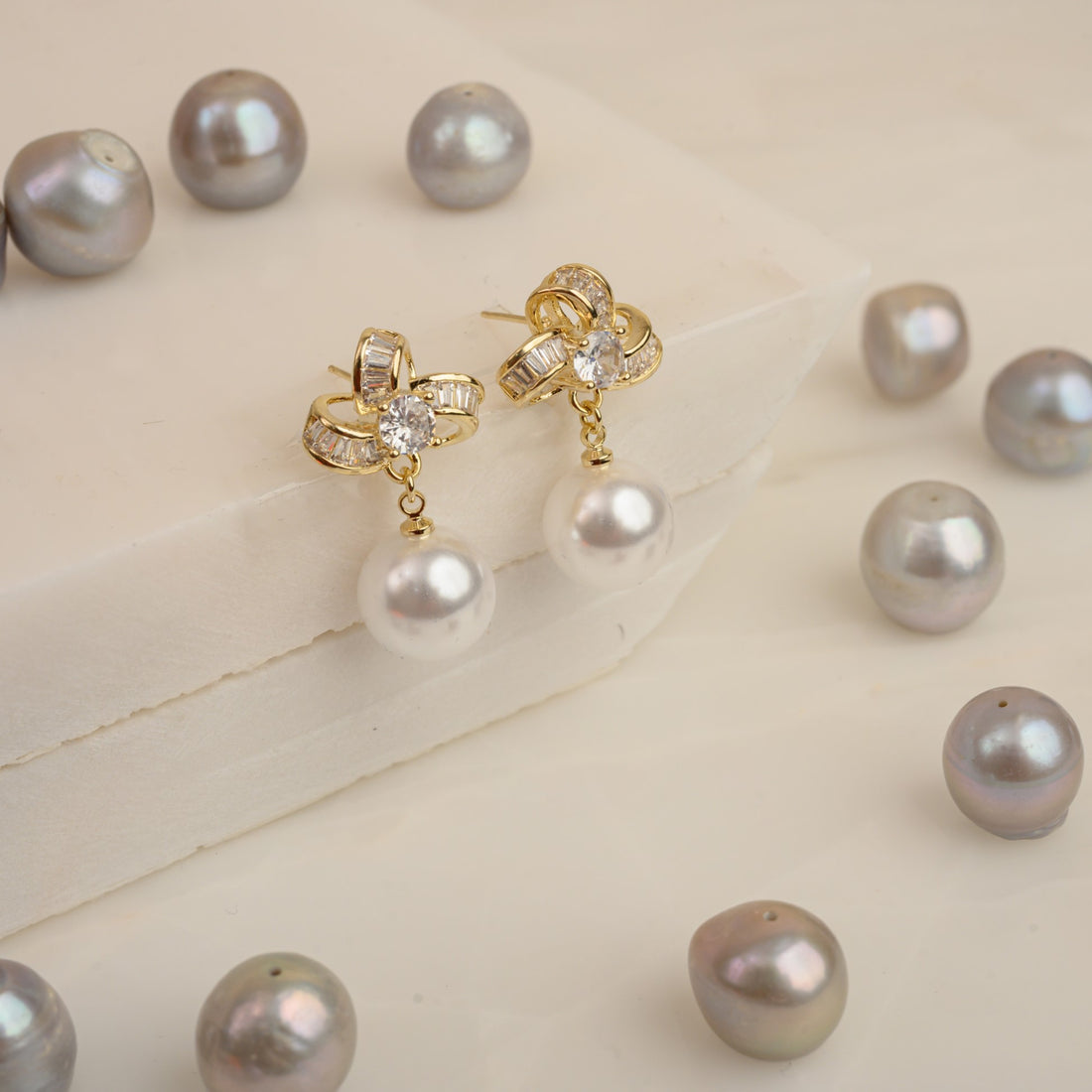 CLOVER FLOWER PEARL EARRING